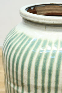 縦ストライプ柄で和の趣きある信楽焼の大きな壺　DC8477