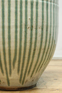 縦ストライプ柄で和の趣きある信楽焼の大きな壺　DC8477