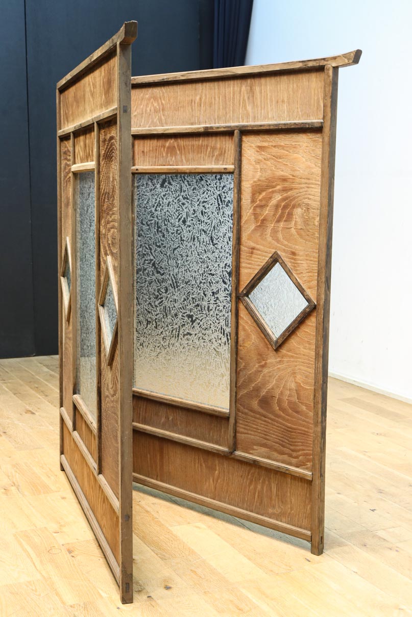 古色の色づきが味わいあるガラス入り二つ折り衝立　DC8479