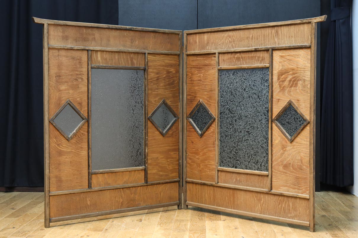 古色の色づきが味わいあるガラス入り二つ折り衝立　DC8479