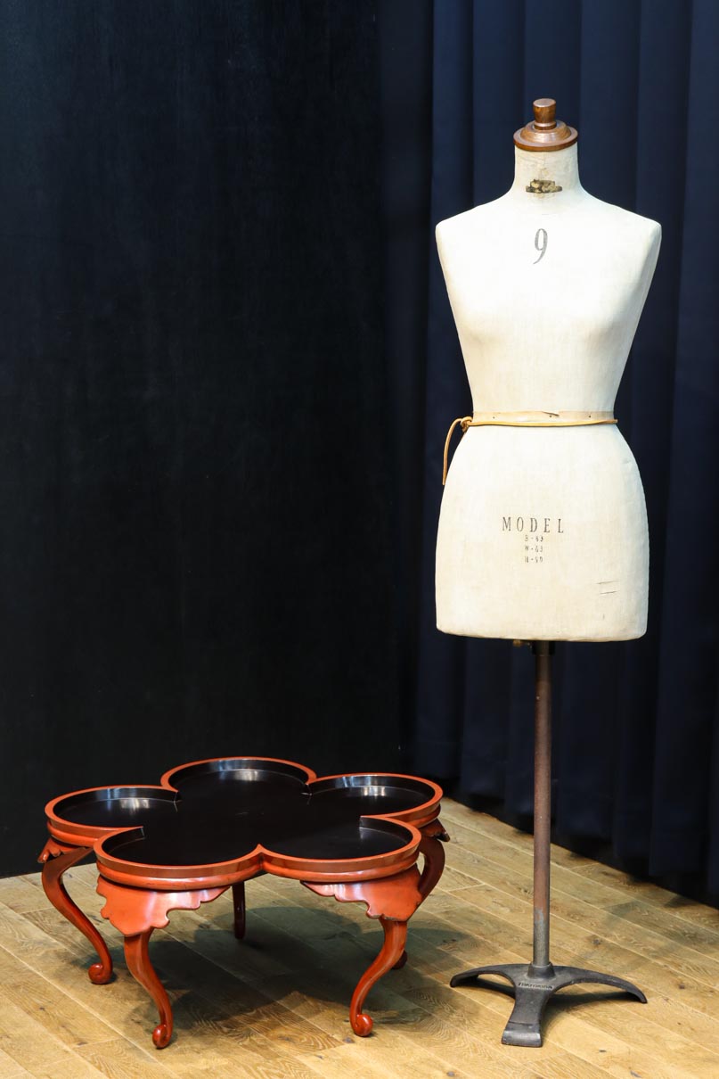 珍品!! 漆の味わいが素敵な花型の大きなお膳　DC8481