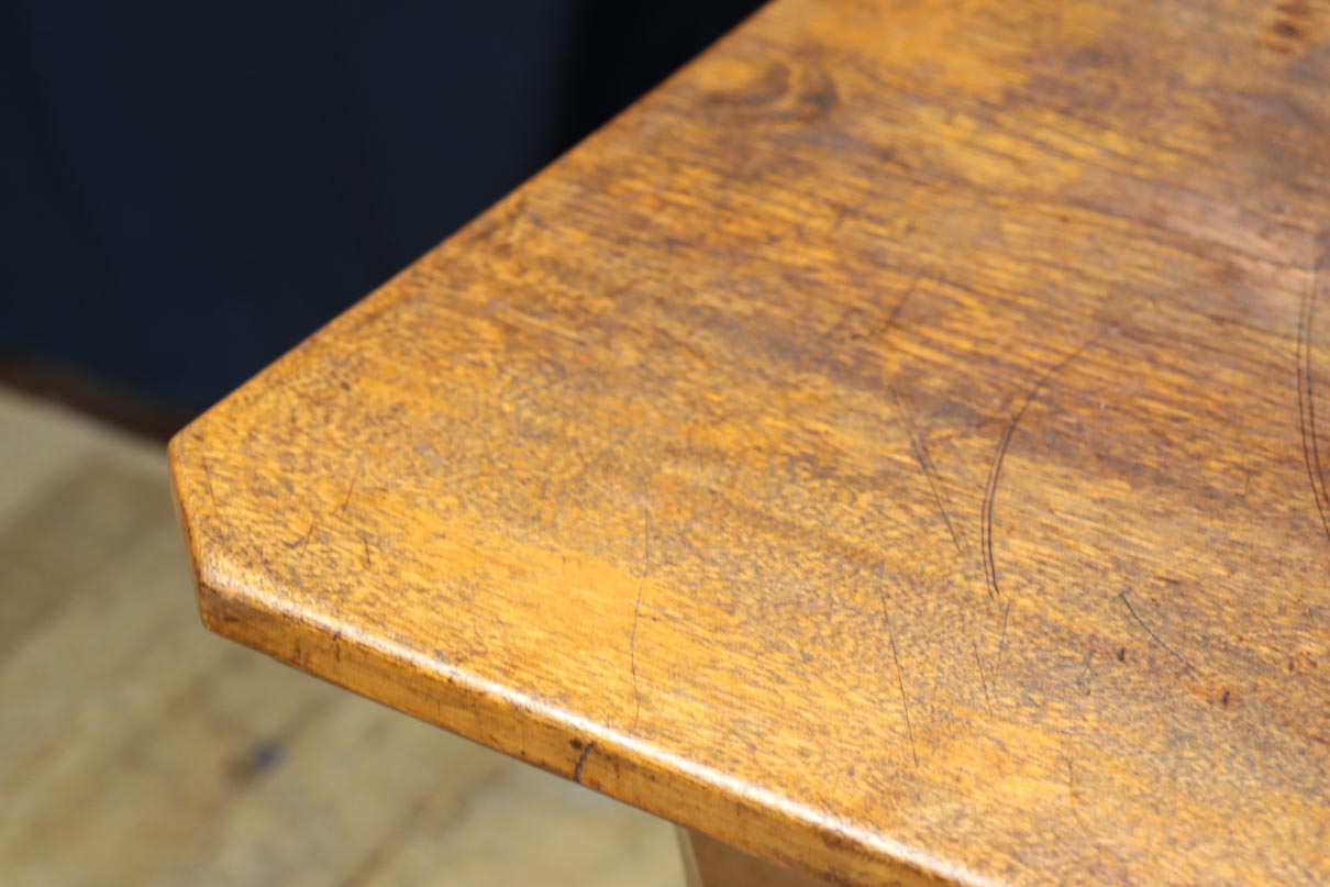 緩やかな曲線を描く四本脚の大振りの花台　DC8482