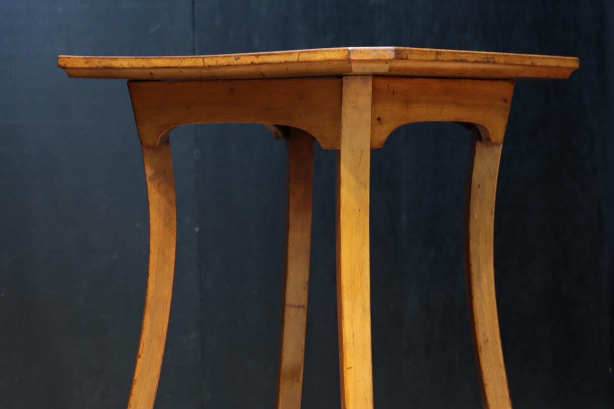 緩やかな曲線を描く四本脚の大振りの花台　DC8482