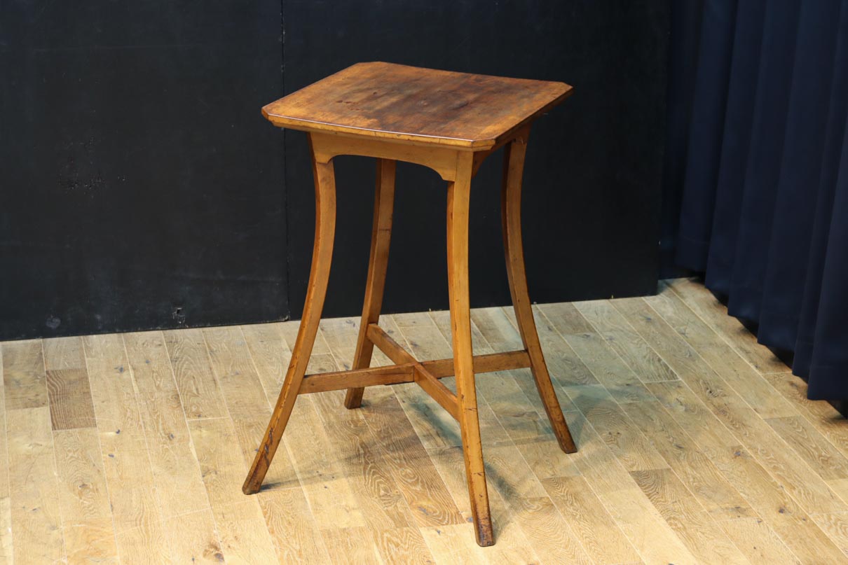 緩やかな曲線を描く四本脚の大振りの花台　DC8482