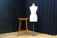 緩やかな曲線を描く四本脚の大振りの花台　DC8482