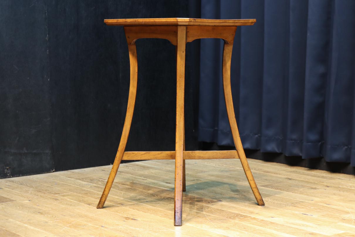 緩やかな曲線を描く四本脚の大振りの花台　DC8482