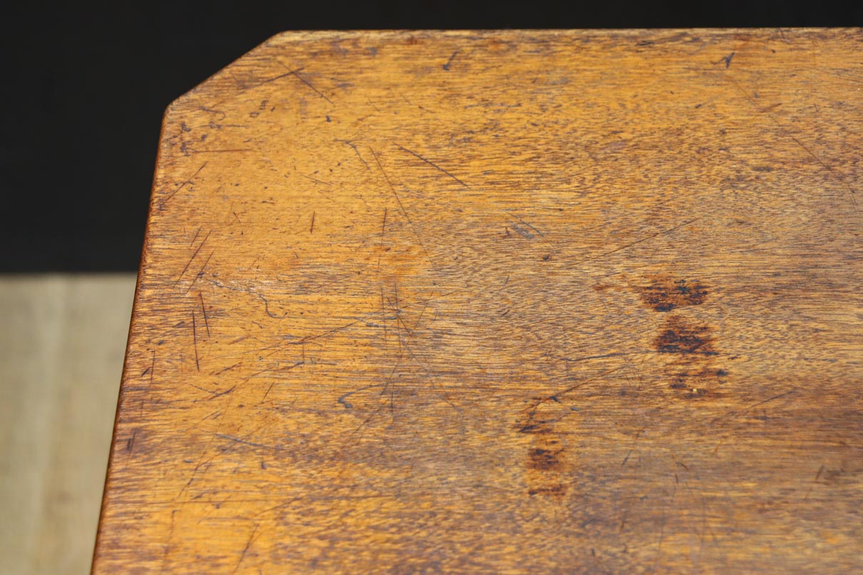 緩やかな曲線を描く四本脚の大振りの花台　DC8482