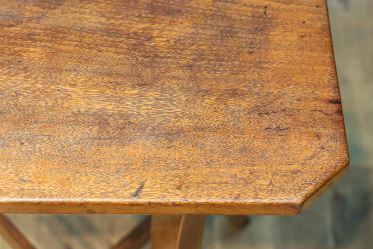 緩やかな曲線を描く四本脚の大振りの花台　DC8482