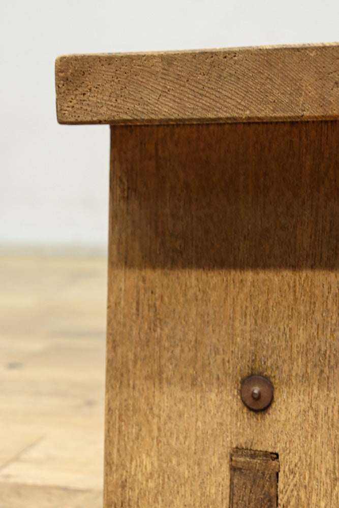 小振りサイズの重厚感ある踏み台　DC8484