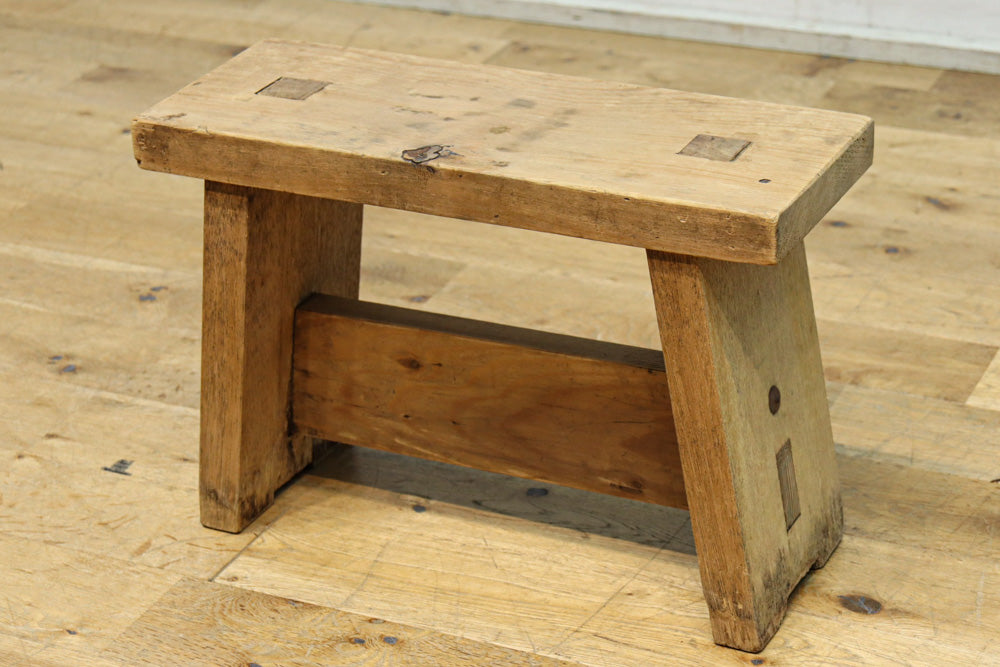 小振りサイズの重厚感ある踏み台　DC8484