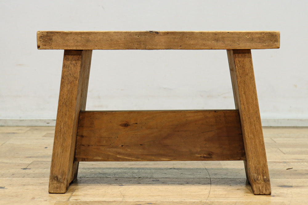 小振りサイズの重厚感ある踏み台　DC8484