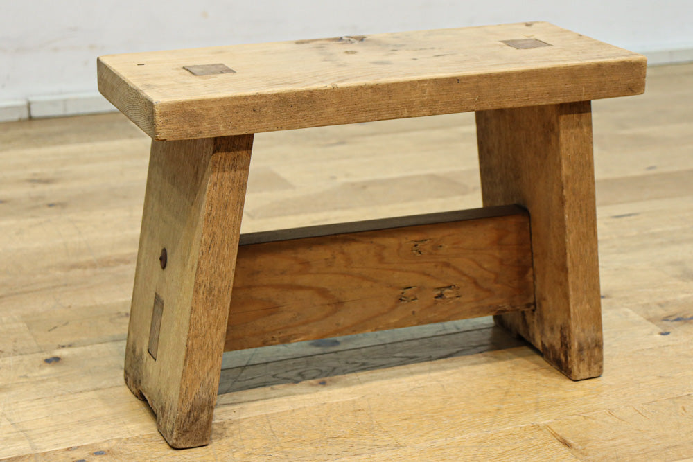 小振りサイズの重厚感ある踏み台　DC8484