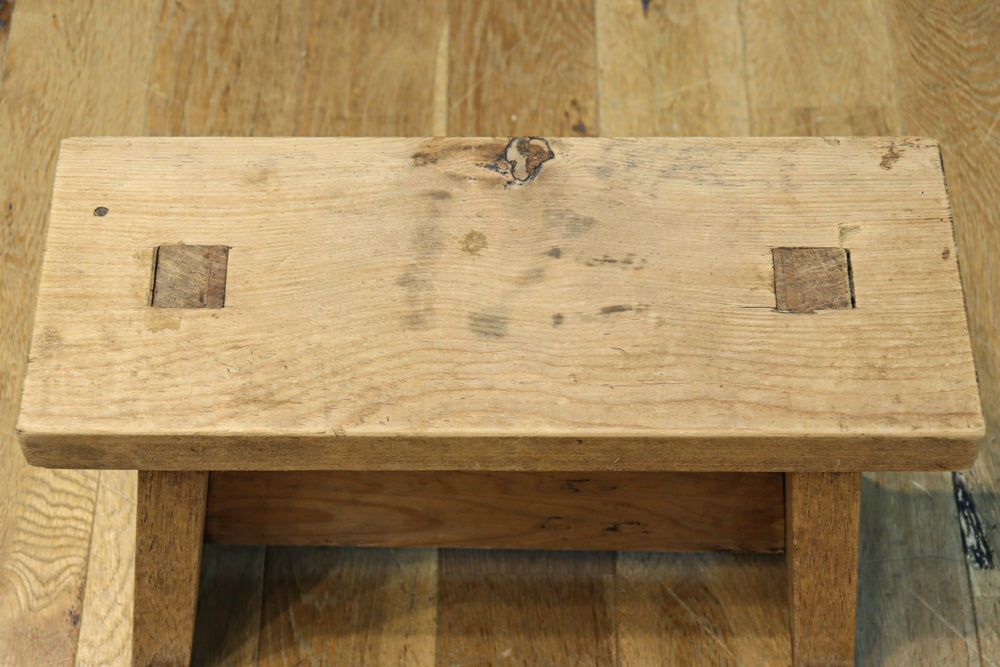 小振りサイズの重厚感ある踏み台　DC8484