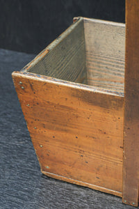 古色の色合いで風格漂う炭入れ　DC8496