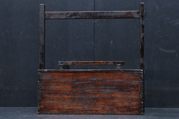 深みを増した古色の木製の岡持ち(蓋付き)　DC8498