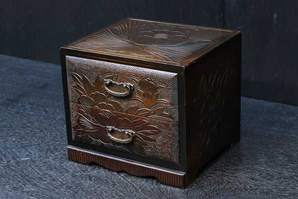 味わいある風合いに花模様が浮かぶ日光彫小引き出し　DC8500
