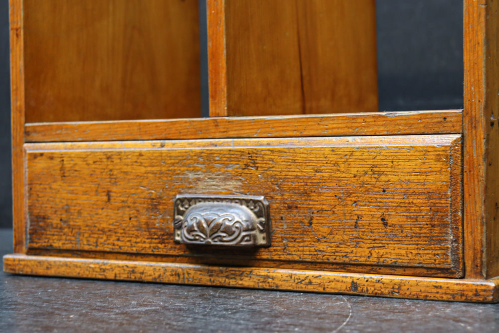 温かみある木地色の引き出し付き卓上本棚　DC8502