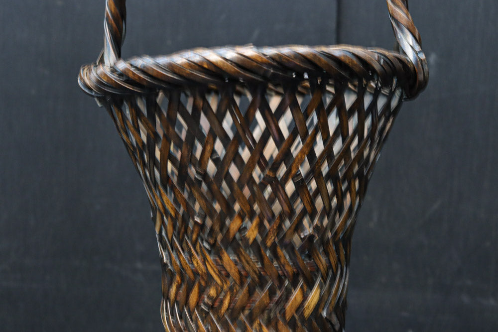 スラリとしたシルエットの持ち手付き花カゴ　DC8523