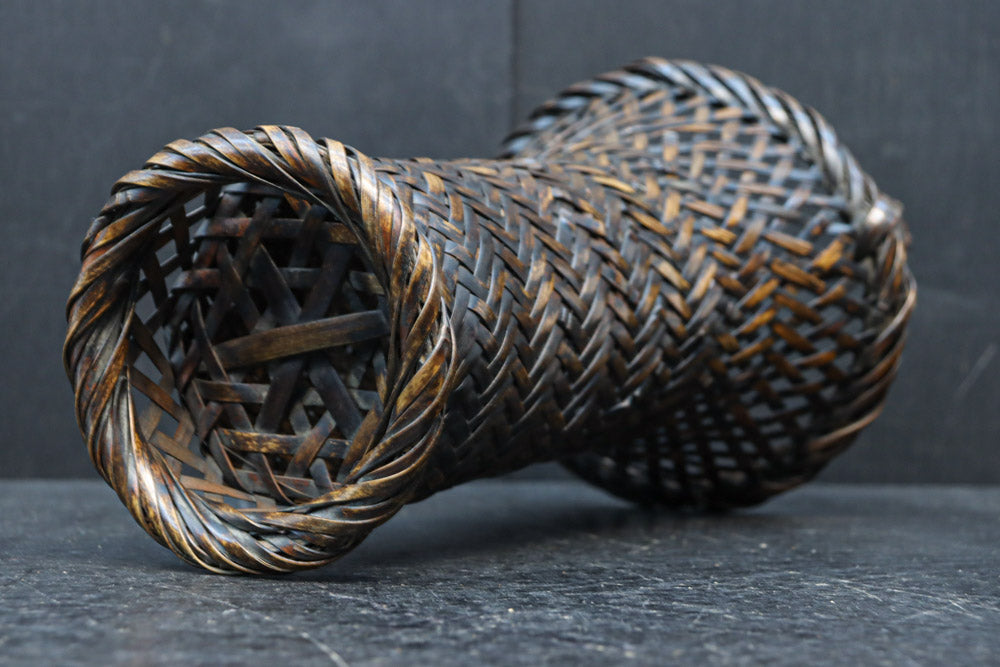 スラリとしたシルエットの持ち手付き花カゴ　DC8523