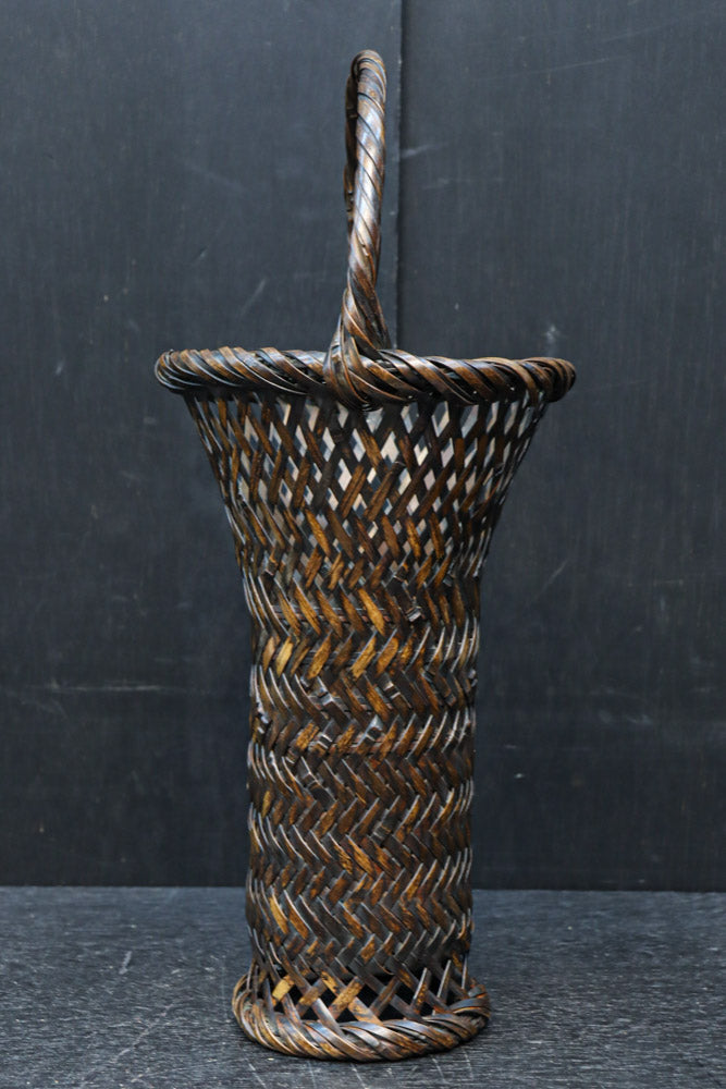 スラリとしたシルエットの持ち手付き花カゴ　DC8523