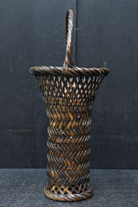 スラリとしたシルエットの持ち手付き花カゴ　DC8523