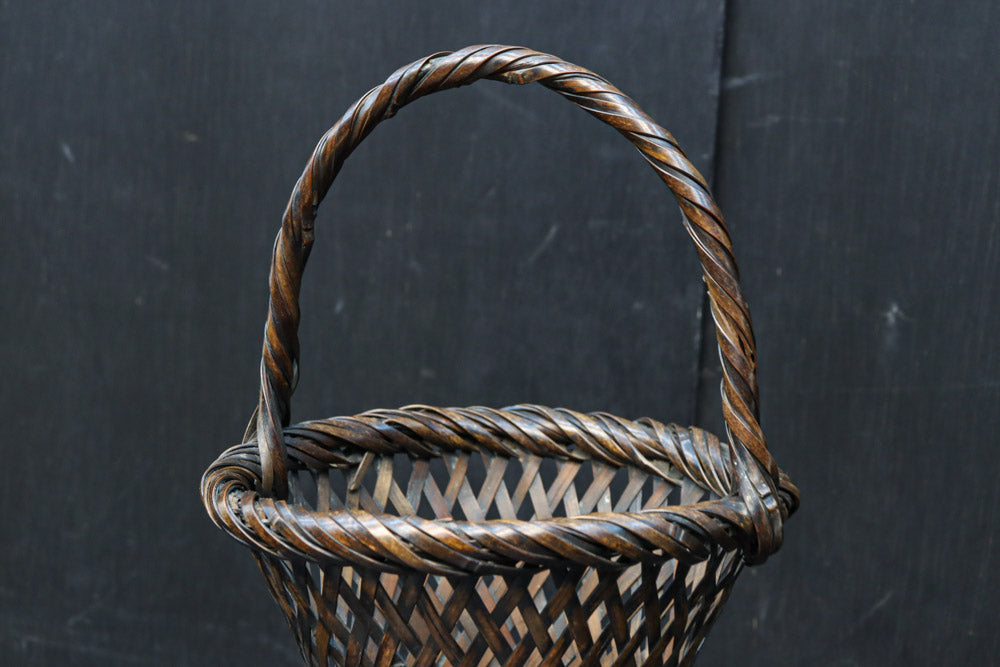 スラリとしたシルエットの持ち手付き花カゴ　DC8523