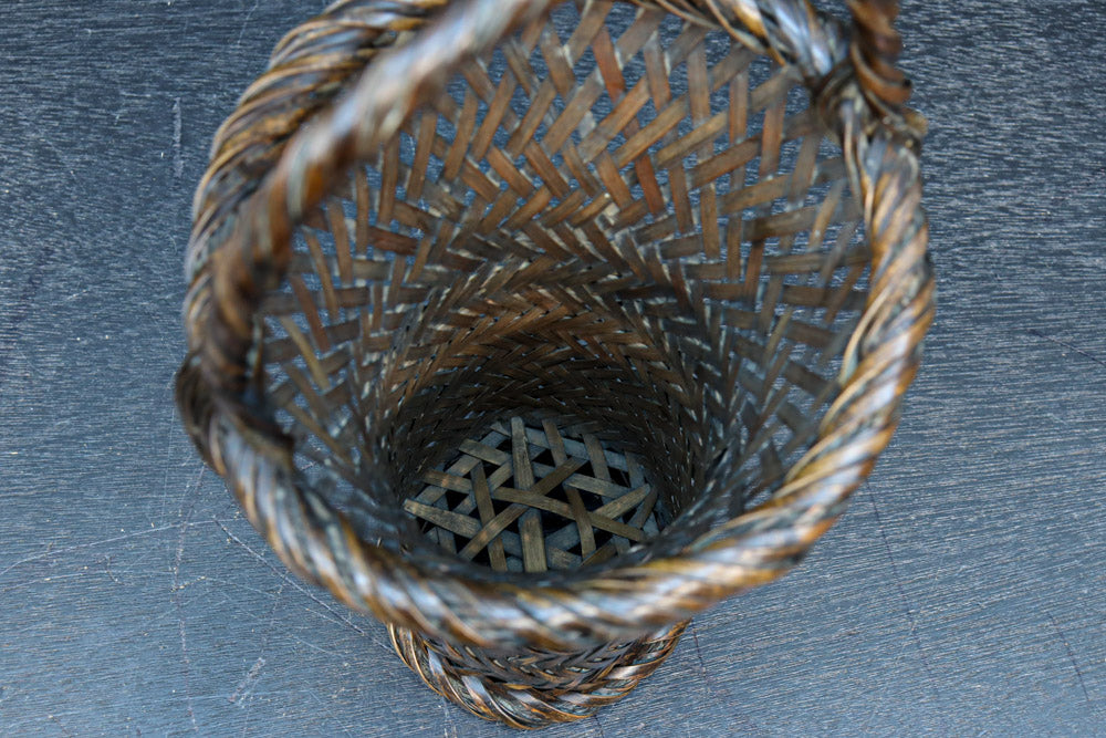 スラリとしたシルエットの持ち手付き花カゴ　DC8523