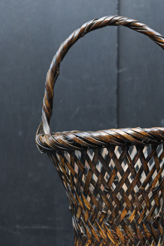 スラリとしたシルエットの持ち手付き花カゴ　DC8523