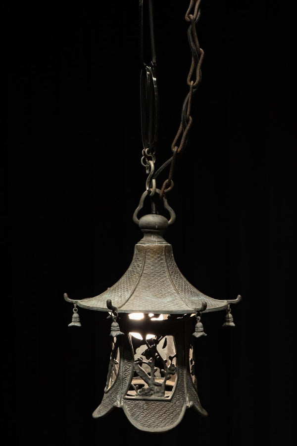 松竹梅の透かし模様が風情ある吊り灯籠　DC8525