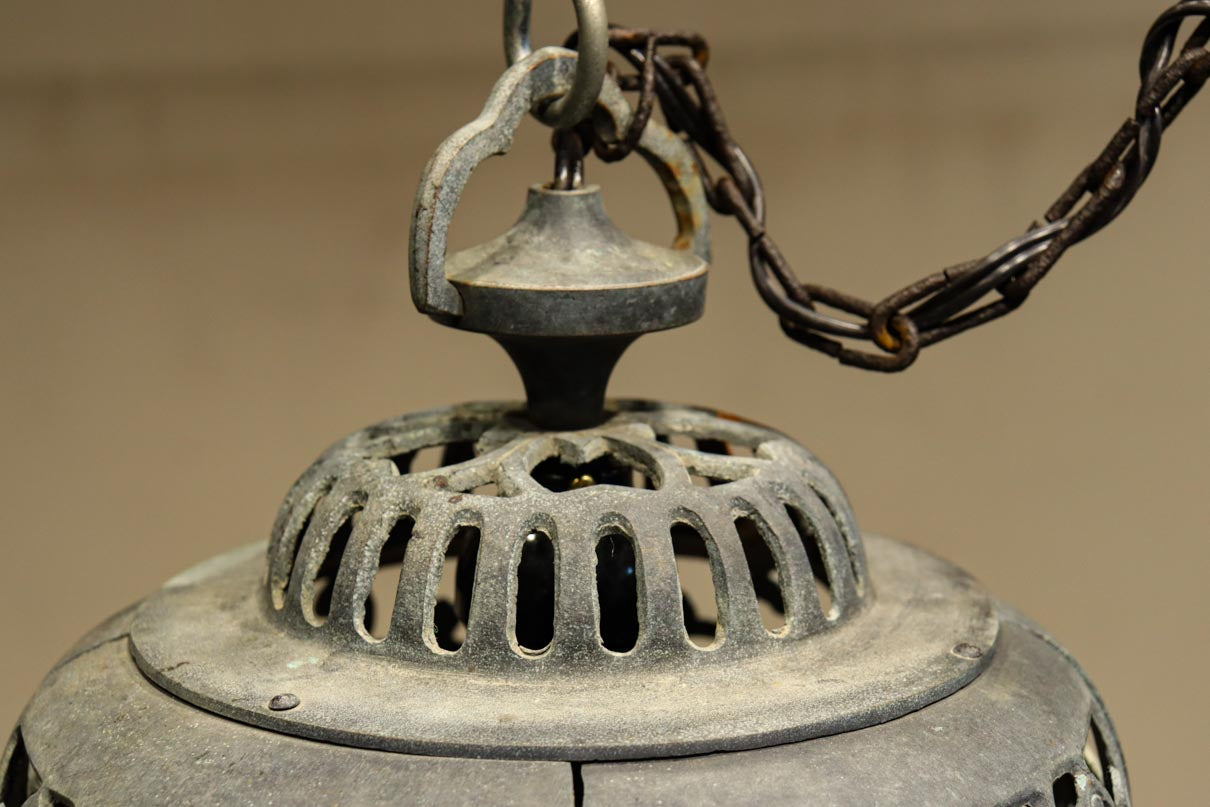 桜と蔦の透かし柄が映える吊り灯籠　DC8526