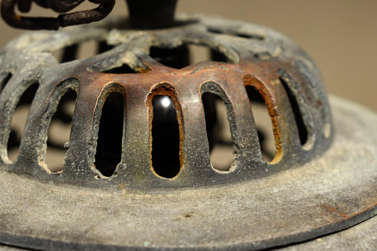 桜と蔦の透かし柄が映える吊り灯籠　DC8526