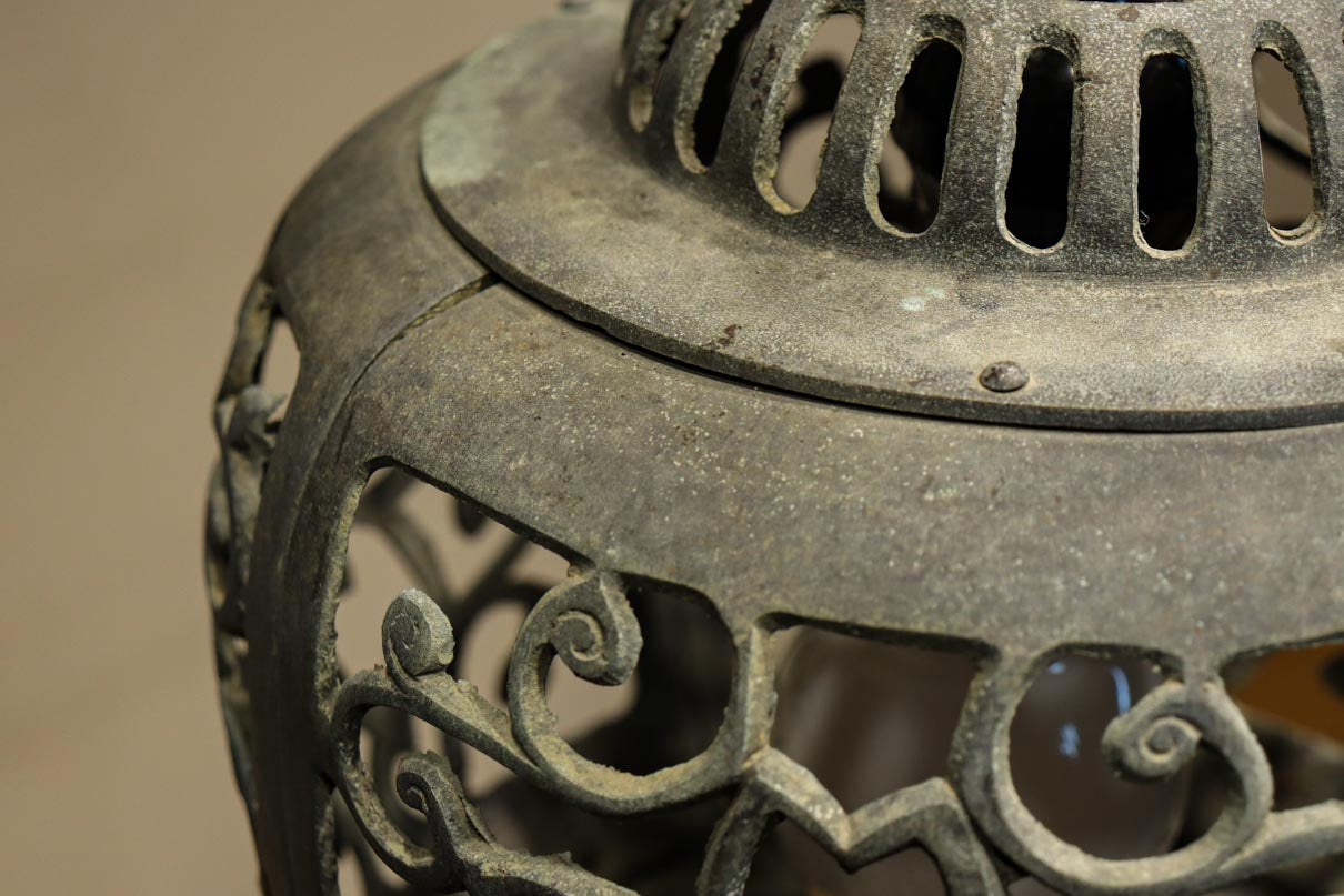 桜と蔦の透かし柄が映える吊り灯籠　DC8526