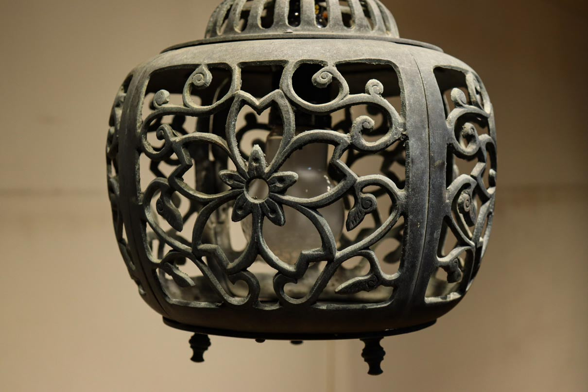 桜と蔦の透かし柄が映える吊り灯籠　DC8526