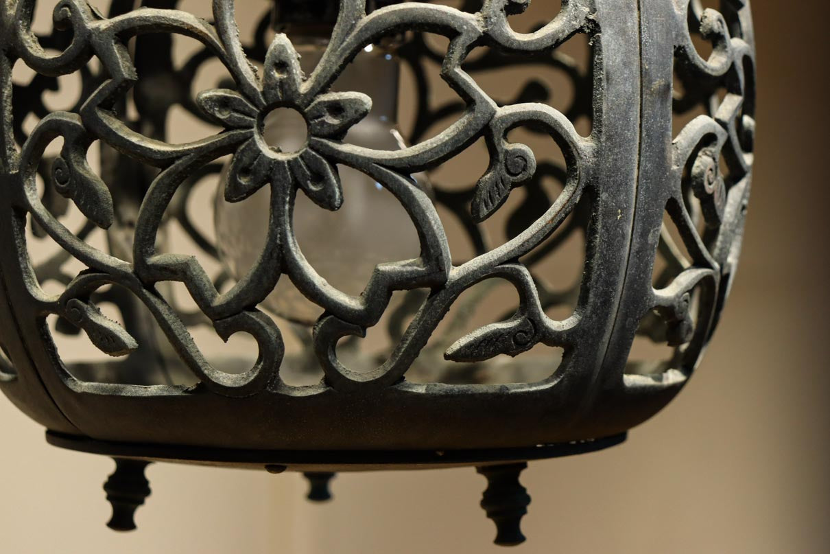 桜と蔦の透かし柄が映える吊り灯籠　DC8526