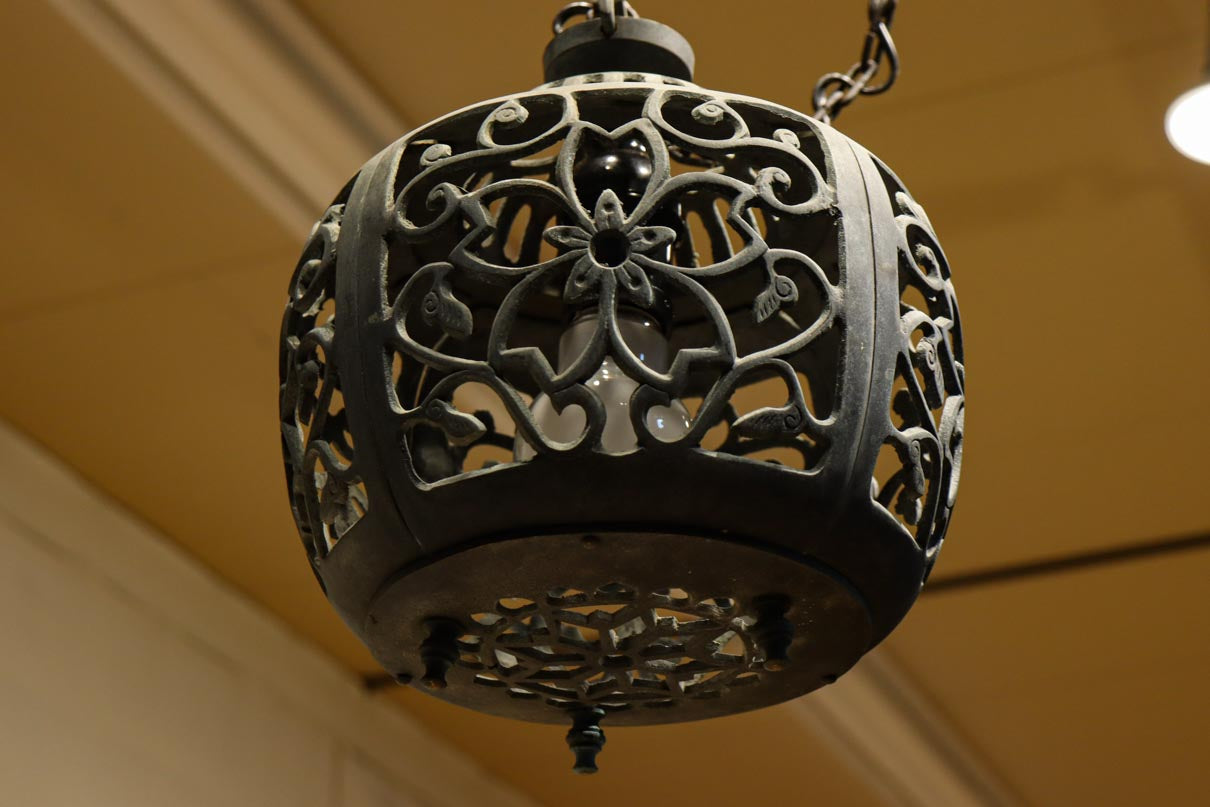 桜と蔦の透かし柄が映える吊り灯籠　DC8526