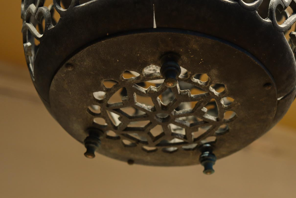 桜と蔦の透かし柄が映える吊り灯籠　DC8526