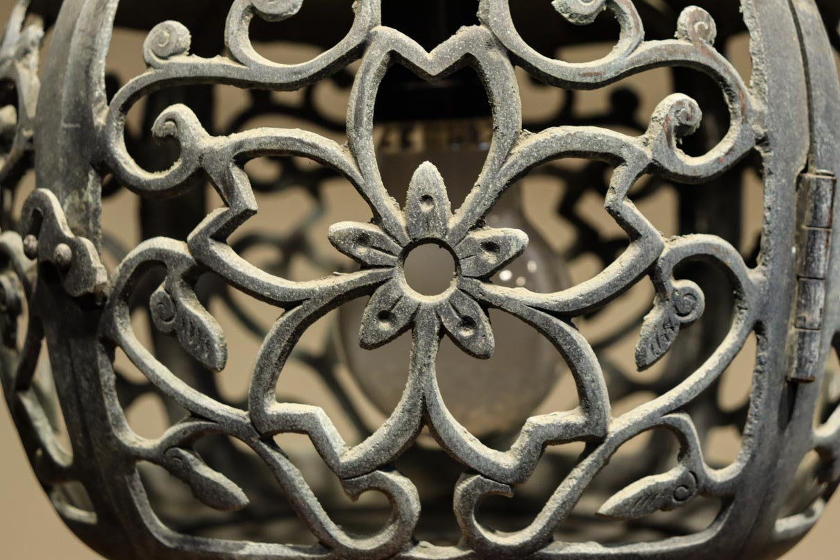 桜と蔦の透かし柄が映える吊り灯籠　DC8526