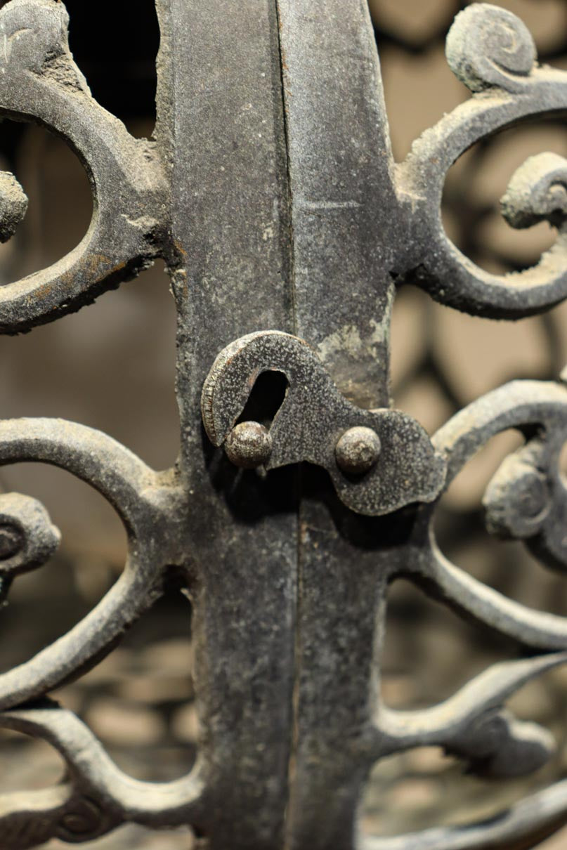 桜と蔦の透かし柄が映える吊り灯籠　DC8526