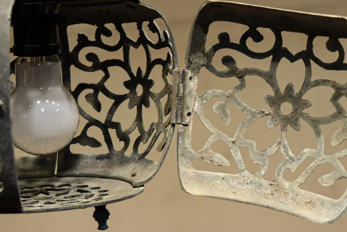 「母」 銅製 唐草透かし 毛彫 内硝子張 四方形 吊灯籠 置灯籠 （D） 桜と蔦の透かし柄が映える吊り灯籠 DC8526 – 古福庵 [ KOFUKUAN