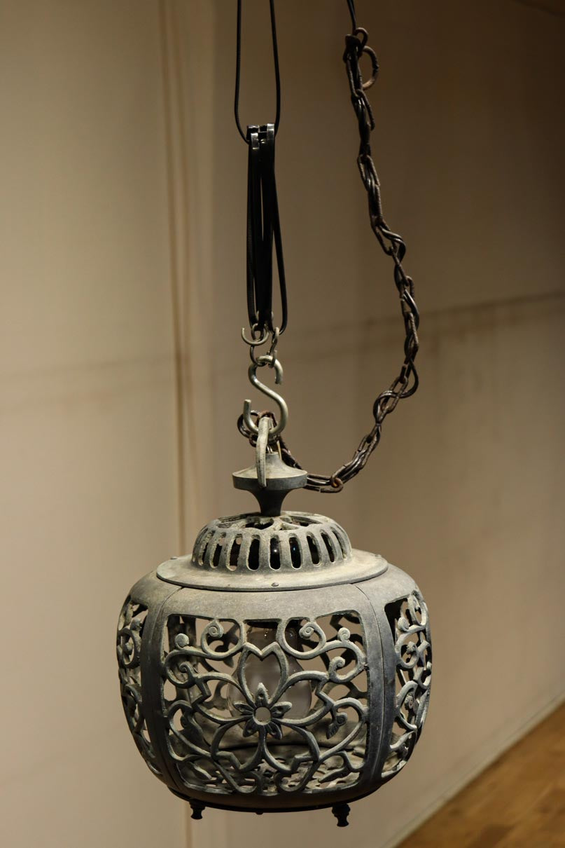 桜と蔦の透かし柄が映える吊り灯籠　DC8526