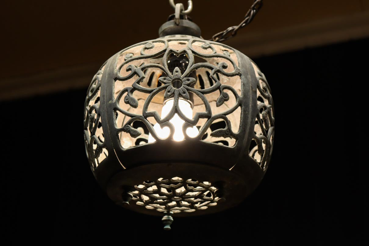 桜と蔦の透かし柄が映える吊り灯籠　DC8526