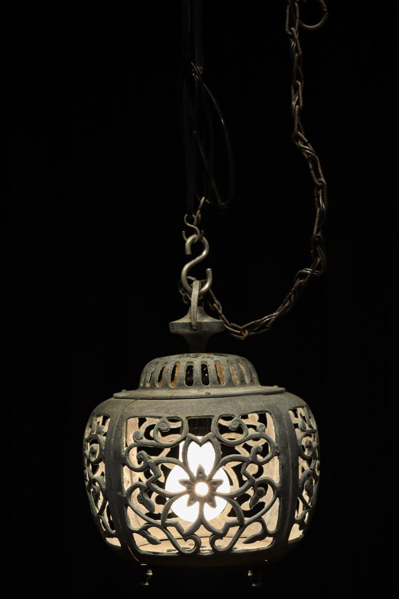 桜と蔦の透かし柄が映える吊り灯籠　DC8526