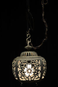 桜と蔦の透かし柄が映える吊り灯籠　DC8526