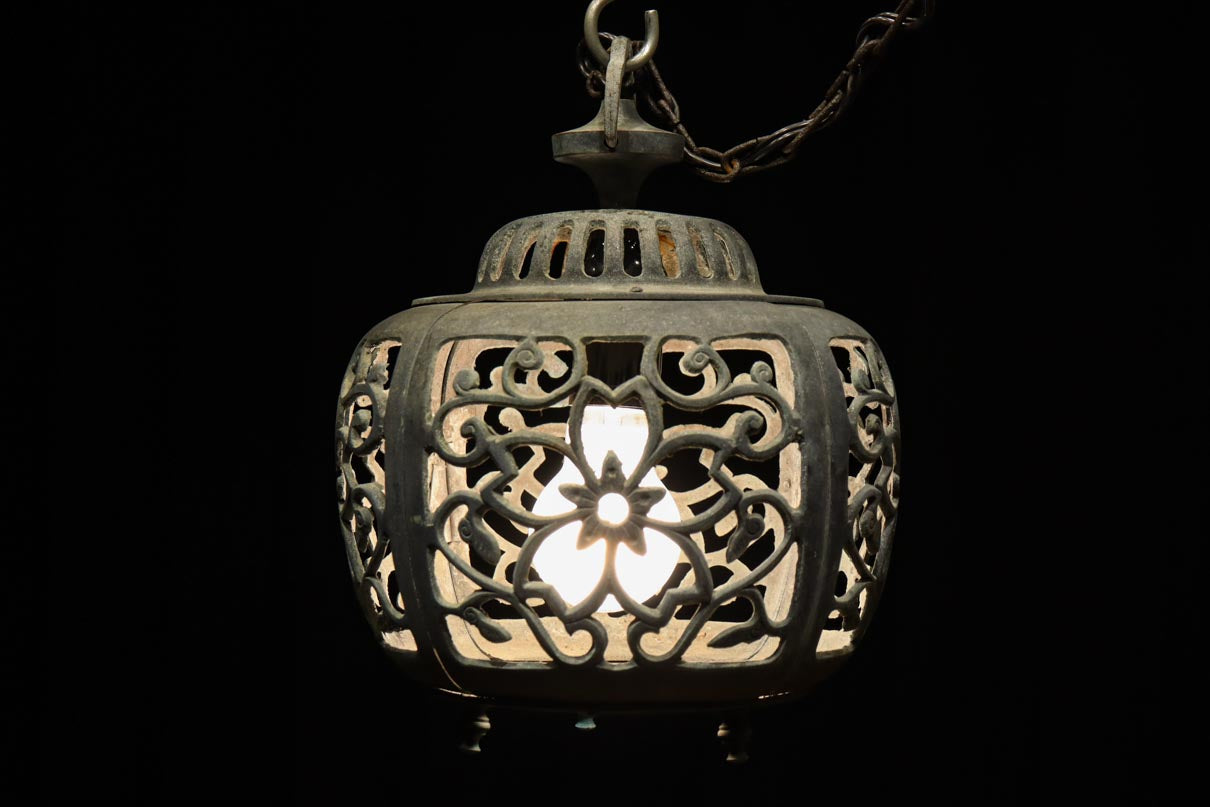 吊下錆鉄籠二段 アンティーク 桜と蔦の透かし柄が映える吊り灯籠 DC8526 – 古福庵 [ KOFUKUAN