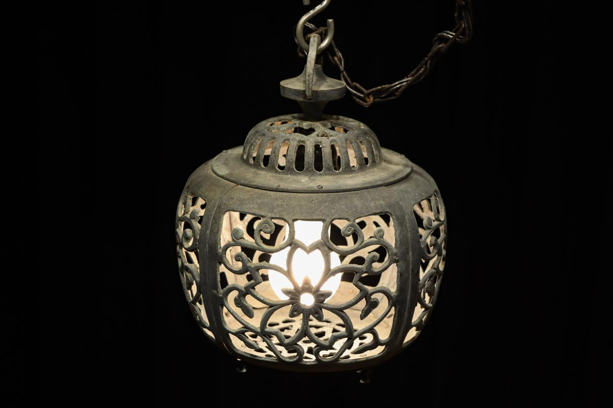 桜と蔦の透かし柄が映える吊り灯籠 DC8526 – 古福庵 [ KOFUKUAN