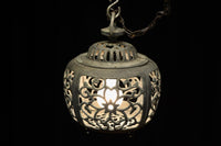 桜と蔦の透かし柄が映える吊り灯籠　DC8526