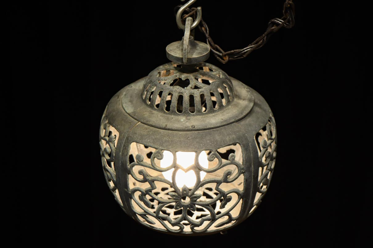 桜と蔦の透かし柄が映える吊り灯籠 DC8526 – 古福庵 [ KOFUKUAN