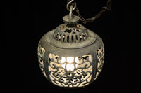 桜と蔦の透かし柄が映える吊り灯籠　DC8526