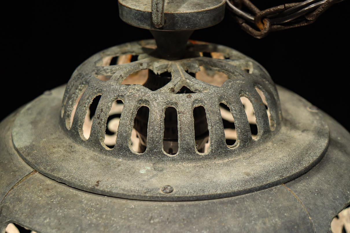 桜と蔦の透かし柄が映える吊り灯籠　DC8526