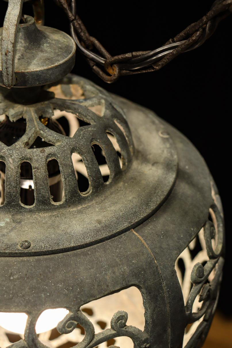 桜と蔦の透かし柄が映える吊り灯籠　DC8526